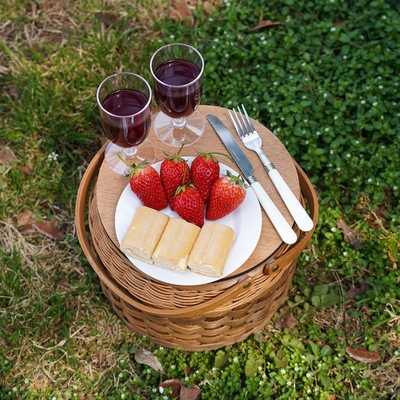 Małe koszyki piknikowe z izolowanym chłodnikiem, koszyki piknikowe na 2 osoby, koszyki z drewnianymi kawałkami, w tym 2 zestawy
