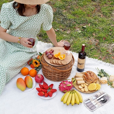 Małe koszyki piknikowe z izolowanym chłodnikiem, koszyki piknikowe na 2 osoby, koszyki z drewnianymi kawałkami, w tym 2 zestawy