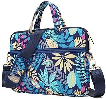 Torba na laptopa przeznaczona dla laptopów o przekątnej od 12,5 do 14 cali, wykonana z wyściełanej wewnętrznej tkaniny płóciennej z nadrukiem i oferująca wiele opcji przenoszenia
