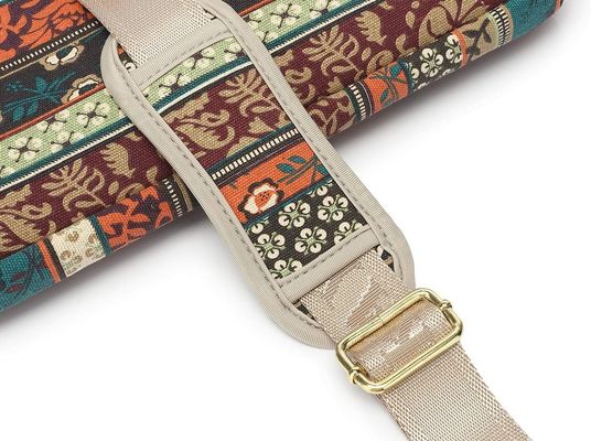 Torba na laptopa przeznaczona dla laptopów o przekątnej od 12,5 do 14 cali, wykonana z wyściełanej wewnętrznej tkaniny płóciennej z nadrukiem i oferująca wiele opcji przenoszenia