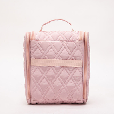Pink Makeup Bag wykonana z wysokiej jakości materiałów i koncentruje się na funkcjonalności.
