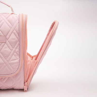 Pink Makeup Bag wykonana z wysokiej jakości materiałów i koncentruje się na funkcjonalności.