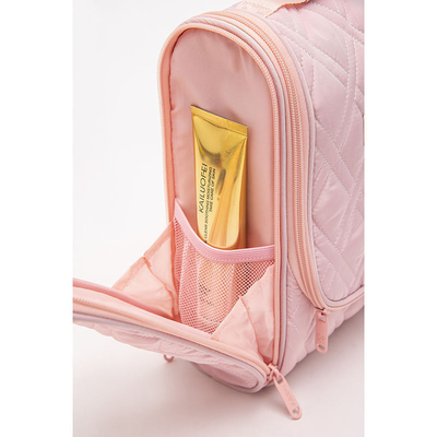 Pink Makeup Bag wykonana z wysokiej jakości materiałów i koncentruje się na funkcjonalności.