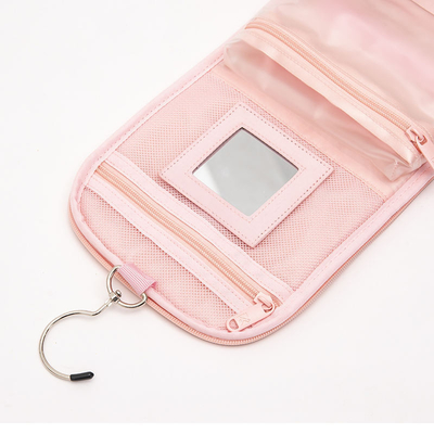 Pink Makeup Bag wykonana z wysokiej jakości materiałów i koncentruje się na funkcjonalności.