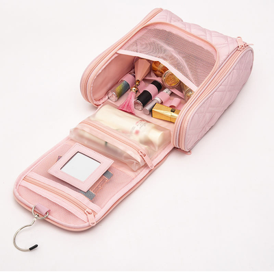 Pink Makeup Bag wykonana z wysokiej jakości materiałów i koncentruje się na funkcjonalności.