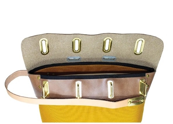 Rozporządzenie zamykanie Security Mailbag z uchwytami z uchwytami jest zbudowany z 1350 Denier Ballistic Basket Weave Gold lub 1000 Denier, które są wodoodporne