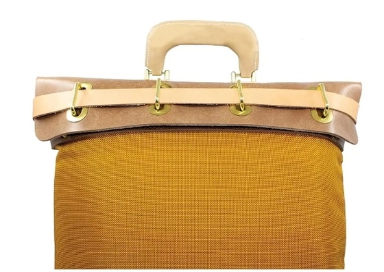 Rozporządzenie zamykanie Security Mailbag z uchwytami z uchwytami jest zbudowany z 1350 Denier Ballistic Basket Weave Gold lub 1000 Denier, które są wodoodporne